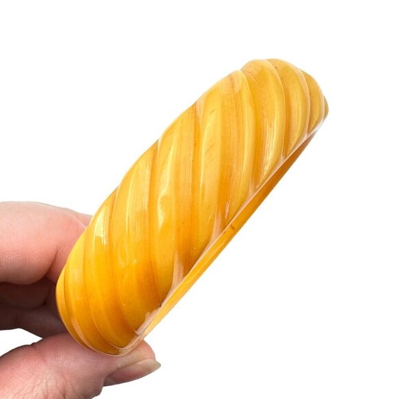 Vintage Bakelite Women's Wide Bangle Bracelet Retro Carved Yellow Swirl - Picture 4 of 5